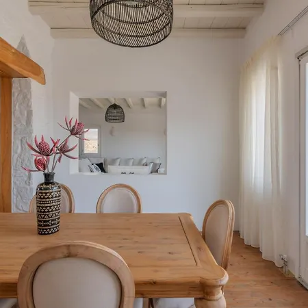 Ryakia Villa, 5 Min Away From Super Paradise Beach Villa *